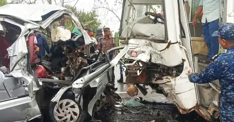 দুর্ঘটনাগ্রস্ত বাস ও মাইক্রোবাস